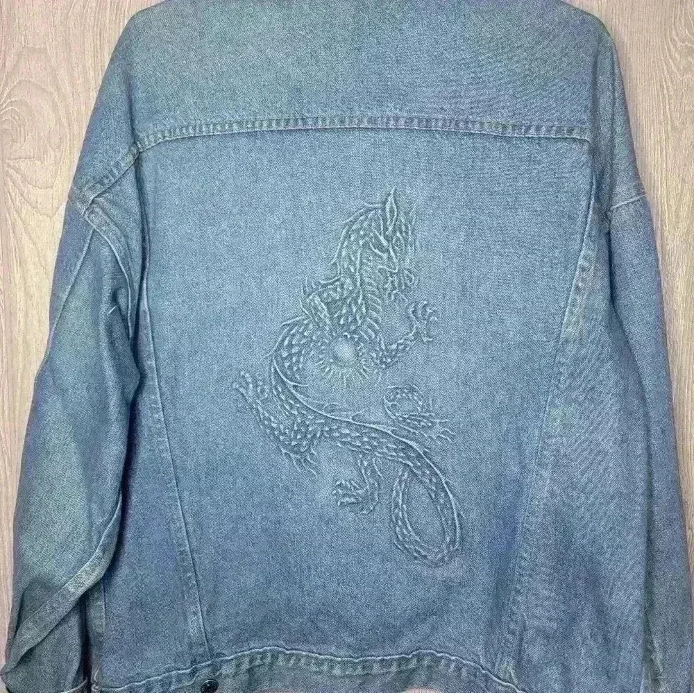 ♡Vintage embossed dragon jean jacket. Made‎ in the U.S.A. size large 100% cotton